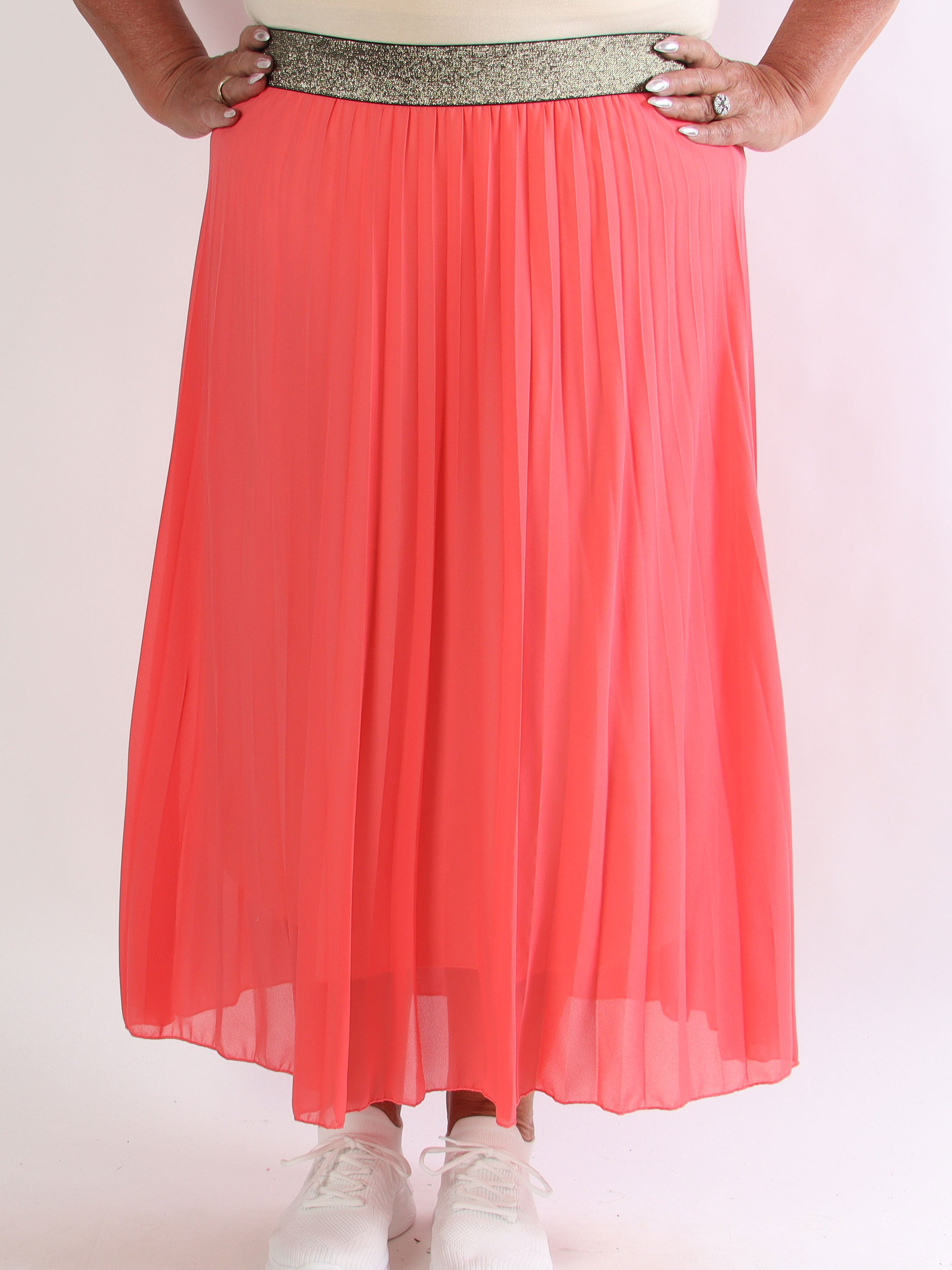 Kirila - Plisseret plus size nederdel i let chiffon med gylden elastikkant